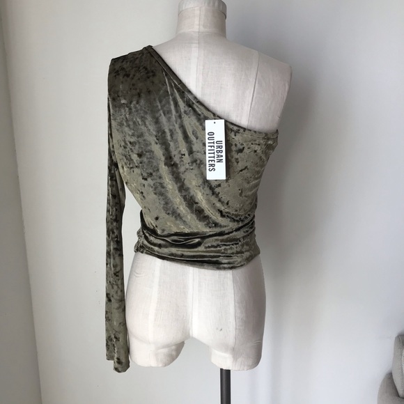 UO Lily Velvet One-Shoulder Cropped Top - Picture 7 of 7